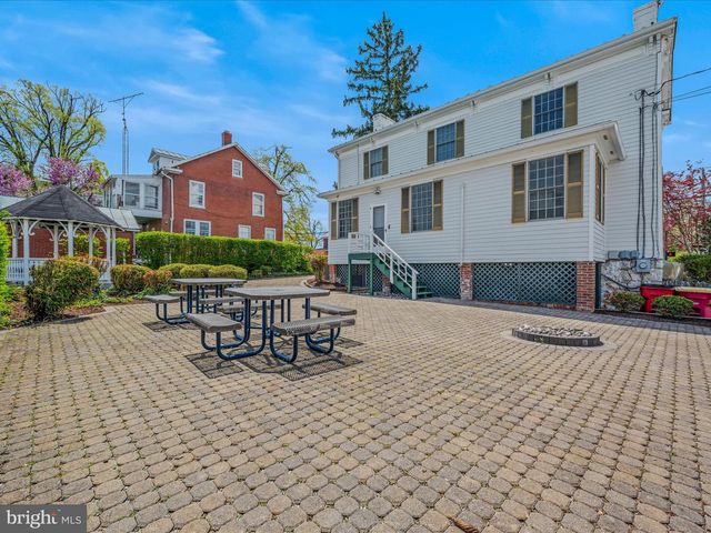 203 S GEORGE ST, Charles Town, WV 25414