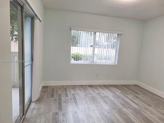 18810 NW 57th Ave 104, Hialeah, FL 33015