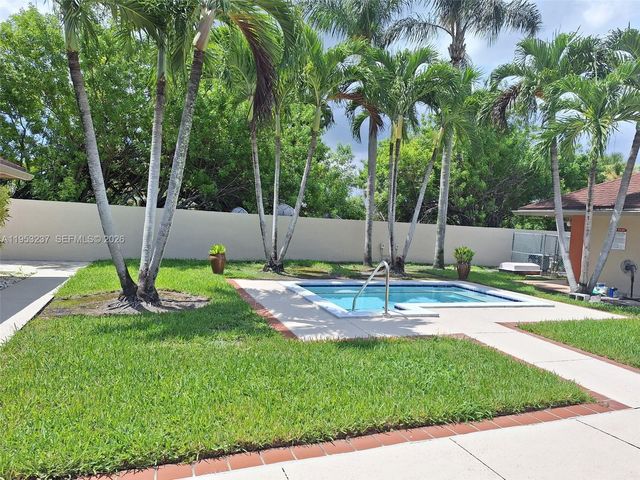 18810 NW 57th Ave 104, Hialeah, FL 33015