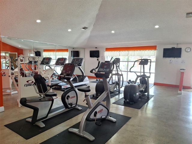 18810 NW 57th Ave 104, Hialeah, FL 33015