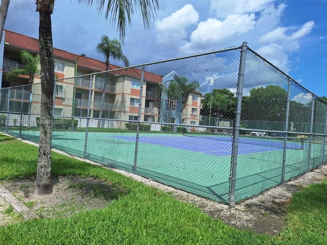 18810 NW 57th Ave 104, Hialeah, FL 33015