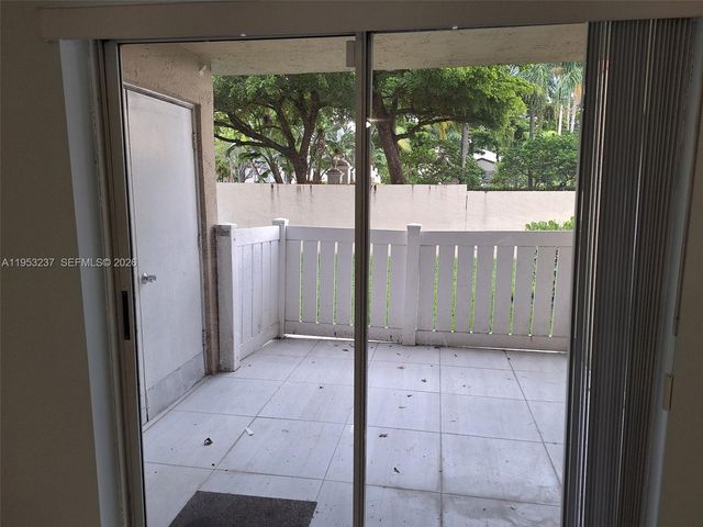 18810 NW 57th Ave 104, Hialeah, FL 33015