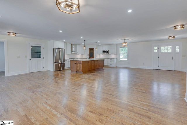 1041 Motlow School Road, Campobello, SC 29322