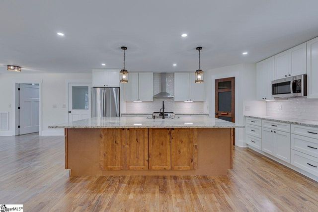 1041 Motlow School Road, Campobello, SC 29322