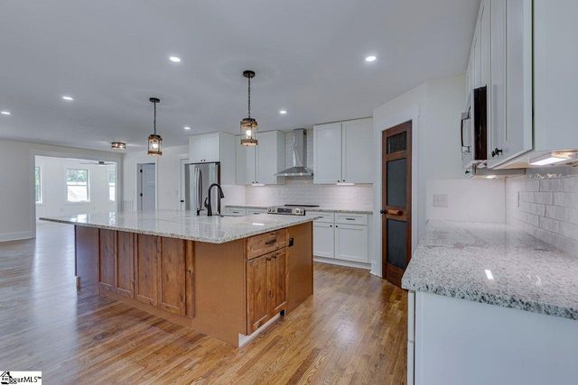 1041 Motlow School Road, Campobello, SC 29322