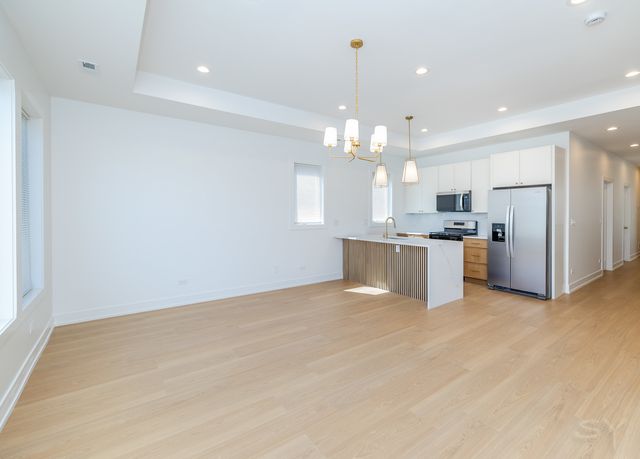 6044 S Eberhart Avenue, Chicago, IL 60637