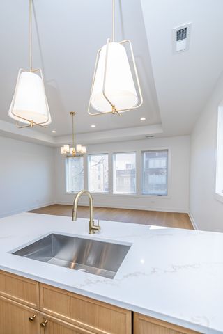 6044 S Eberhart Avenue, Chicago, IL 60637