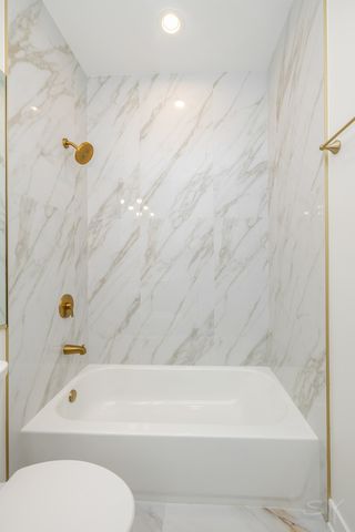 6044 S Eberhart Avenue, Chicago, IL 60637