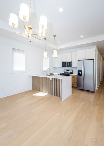 6044 S Eberhart Avenue, Chicago, IL 60637