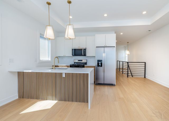 6044 S Eberhart Avenue, Chicago, IL 60637