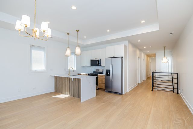 6044 S Eberhart Avenue, Chicago, IL 60637