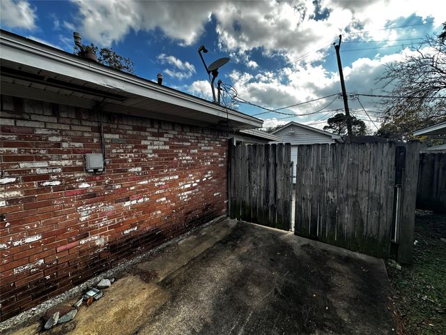 903 Elmwood Drive, Baytown, TX 77520