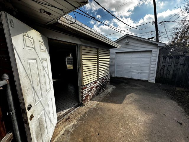 903 Elmwood Drive, Baytown, TX 77520