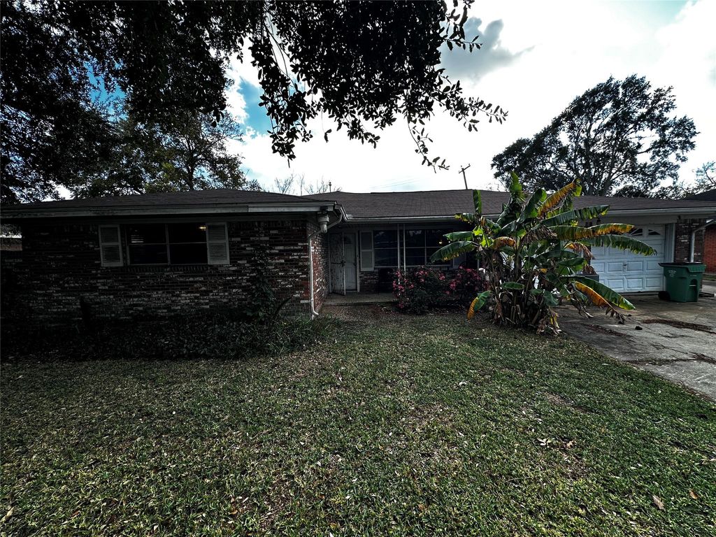 903 Elmwood Drive, Baytown, TX 77520