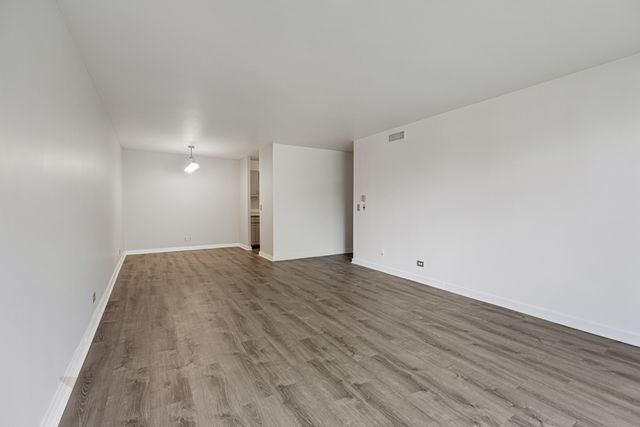 898 Wellington Avenue 218, Elk Grove Village, IL 60007