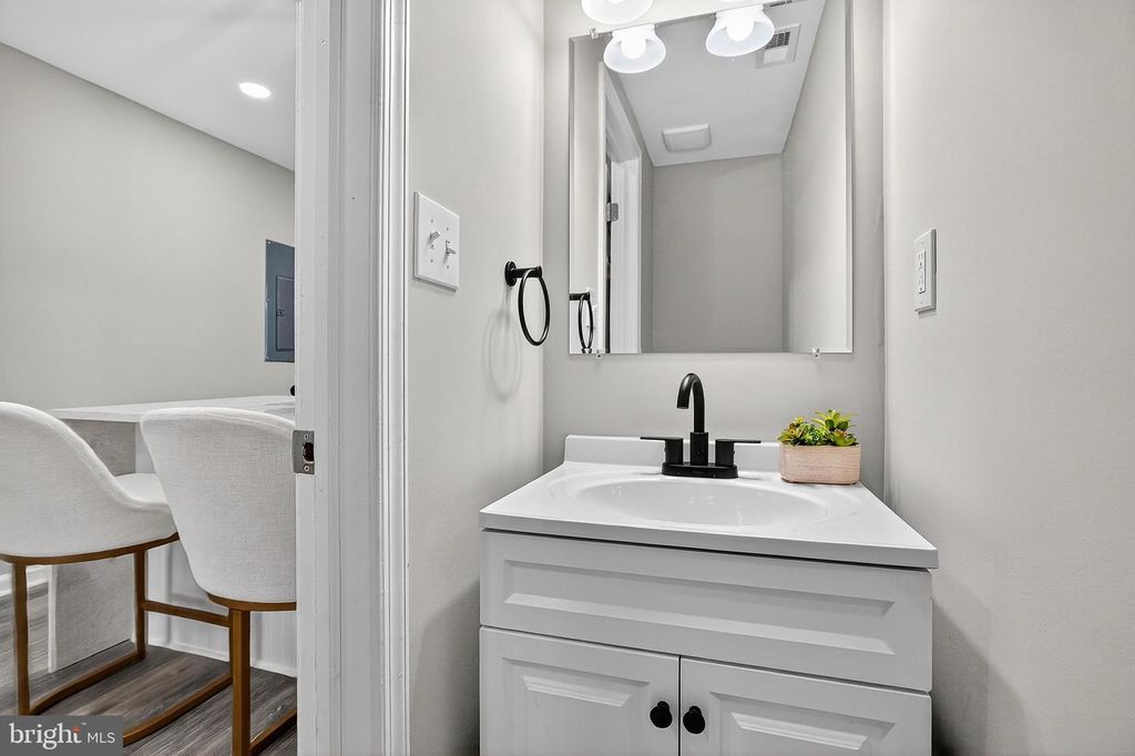 Image 11 of property listing at 2512 E MONUMENT ST, Baltimore, MD 21205