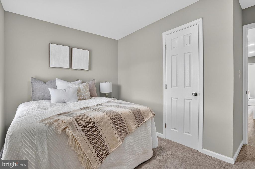 Image 17 of property listing at 2512 E MONUMENT ST, Baltimore, MD 21205