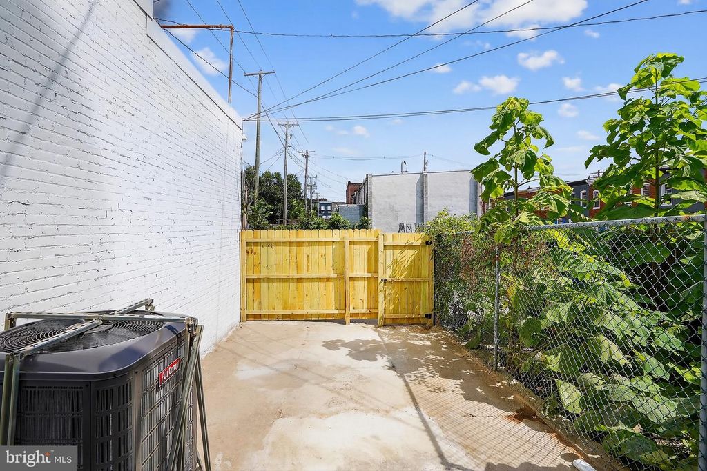 Image 31 of property listing at 2512 E MONUMENT ST, Baltimore, MD 21205