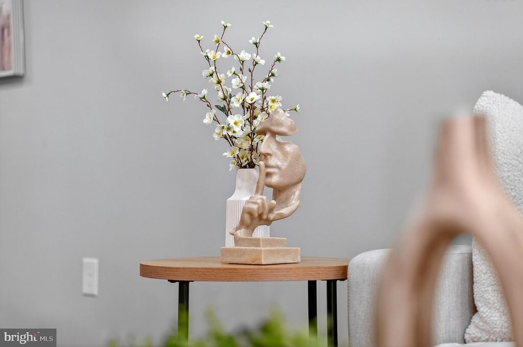 Image 8 of property listing at 2512 E MONUMENT ST, Baltimore, MD 21205