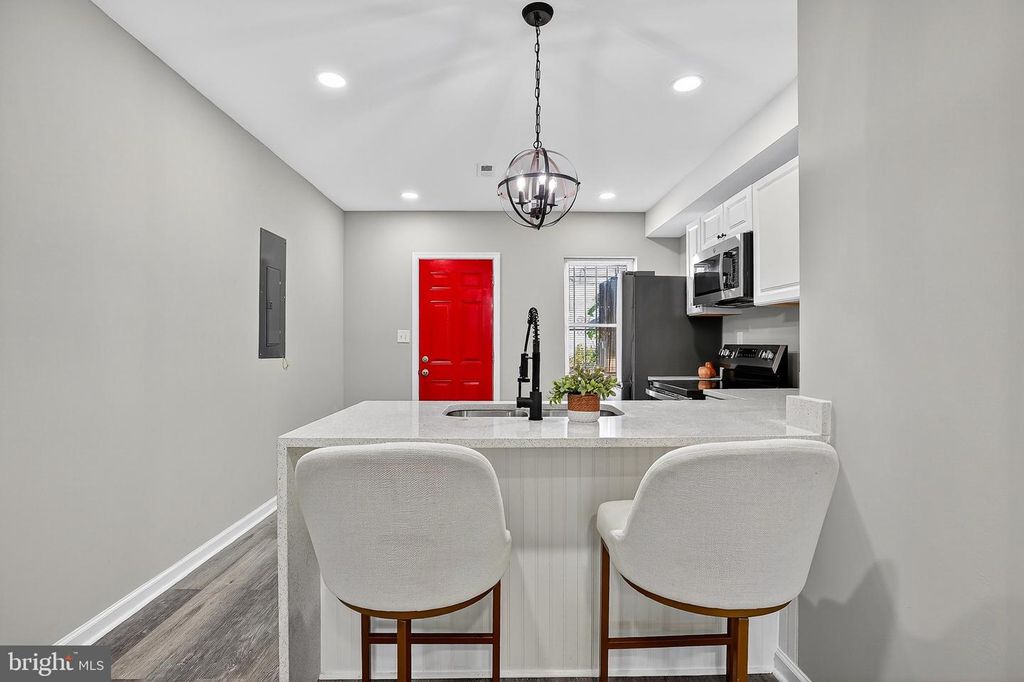 Image 9 of property listing at 2512 E MONUMENT ST, Baltimore, MD 21205