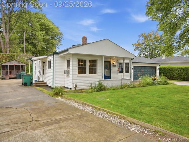 27877 Ponchartrain Street, Harrison Charter Township, MI 48045