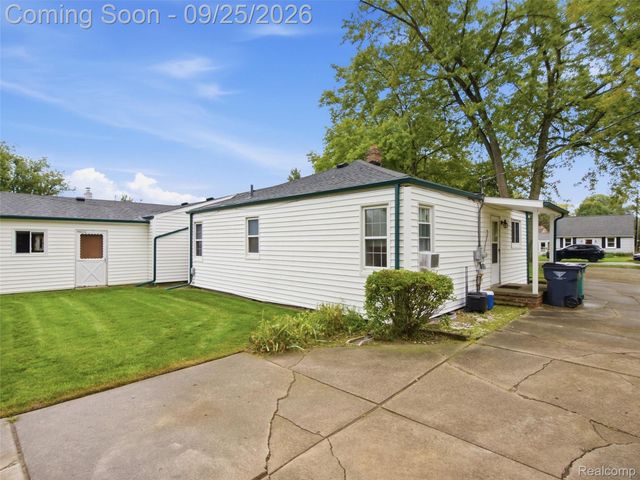 27877 Ponchartrain Street, Harrison Charter Township, MI 48045