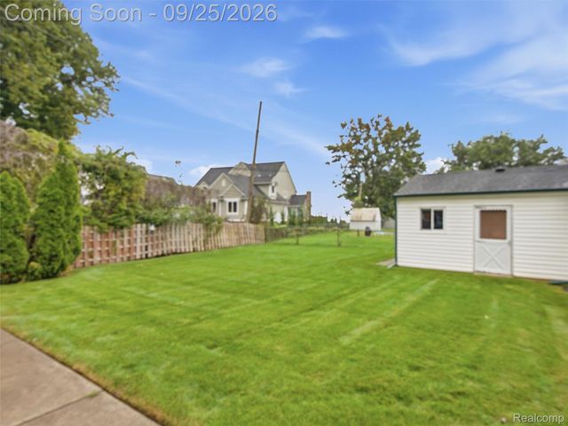27877 Ponchartrain Street, Harrison Charter Township, MI 48045