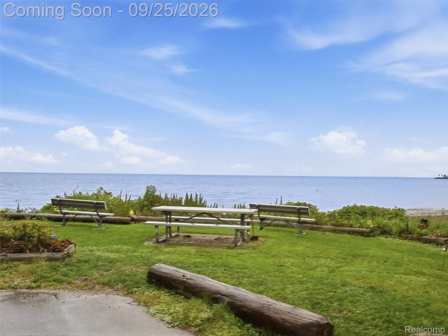 27877 Ponchartrain Street, Harrison Charter Township, MI 48045