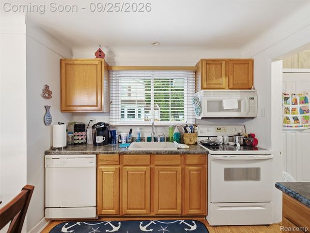 27877 Ponchartrain Street, Harrison Charter Township, MI 48045