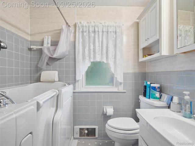 27877 Ponchartrain Street, Harrison Charter Township, MI 48045