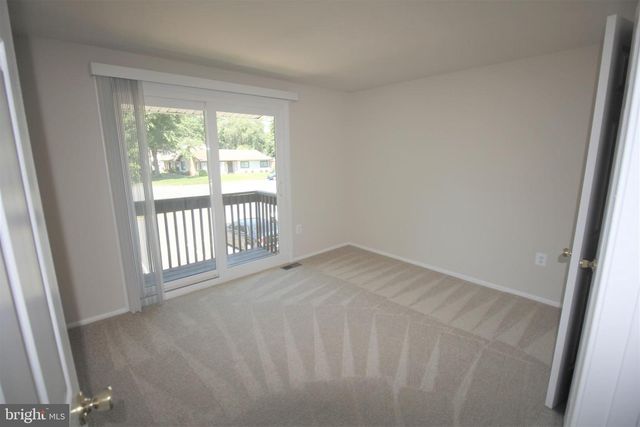 118 N COTTAGE RD, Sterling, VA 20164