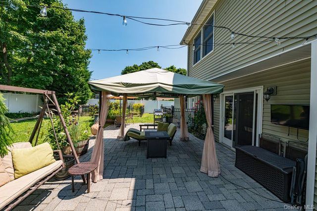 414 2nd Avenue W, East Northport, NY 11731