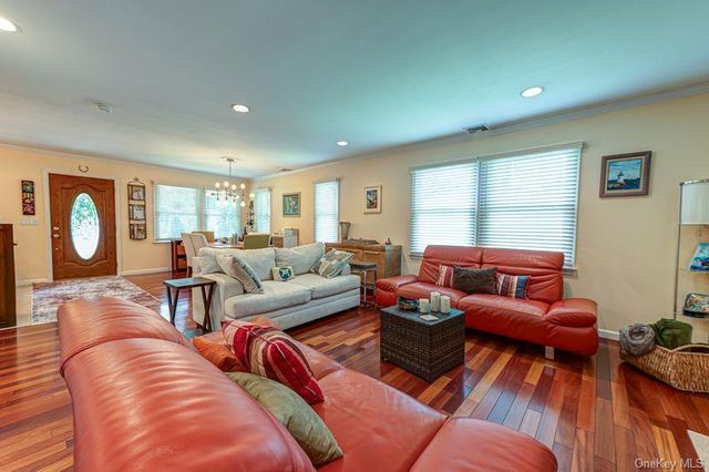 414 2nd Avenue W, East Northport, NY 11731