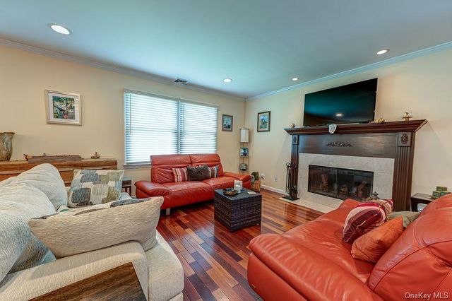 414 2nd Avenue W, East Northport, NY 11731