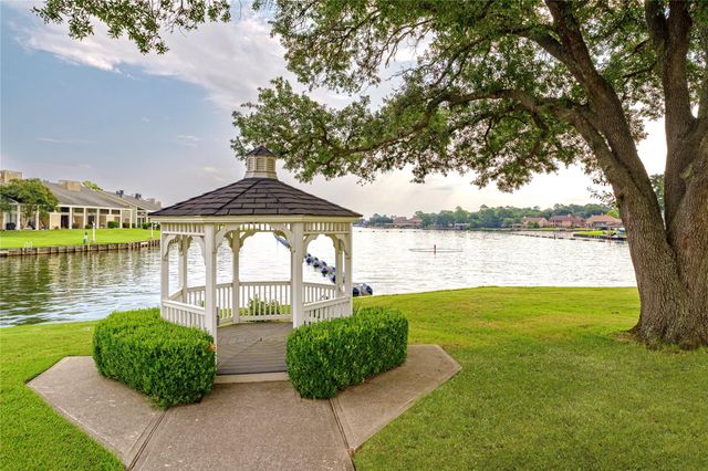 129 Springs Edge Drive, Conroe, TX 77356