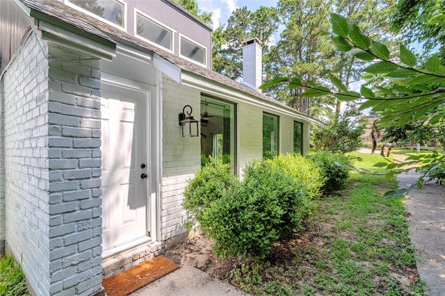 129 Springs Edge Drive, Conroe, TX 77356