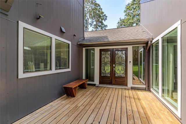 129 Springs Edge Drive, Conroe, TX 77356