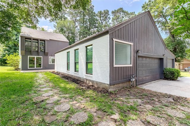129 Springs Edge Drive, Conroe, TX 77356