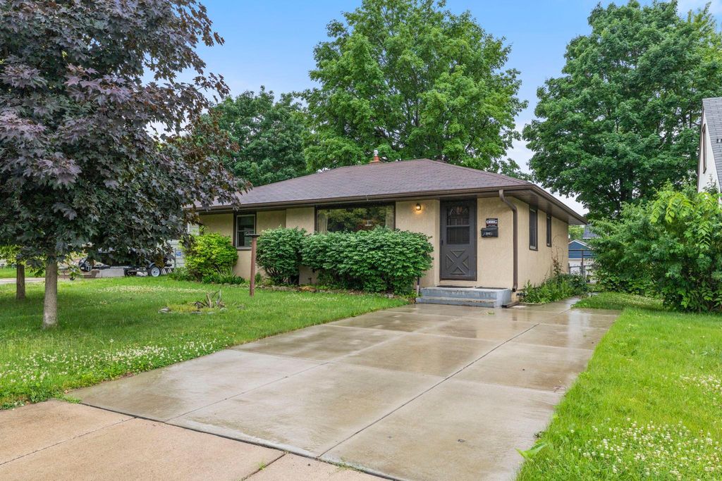 845 20th Avenue N, South Saint Paul, MN 55075