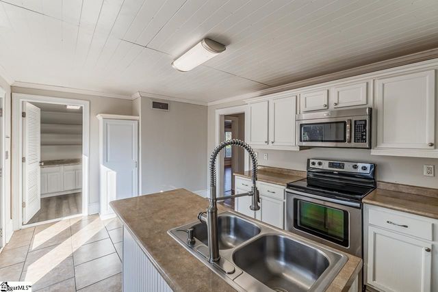 417 W Farley Avenue, Laurens, SC 29630