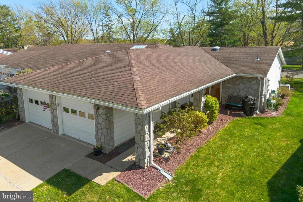Image 3 of property listing at 480-C FAIRTON DR, Monroe Township, NJ 08831