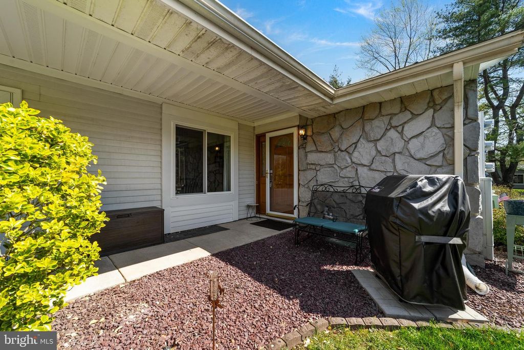 Image 4 of property listing at 480-C FAIRTON DR, Monroe Township, NJ 08831