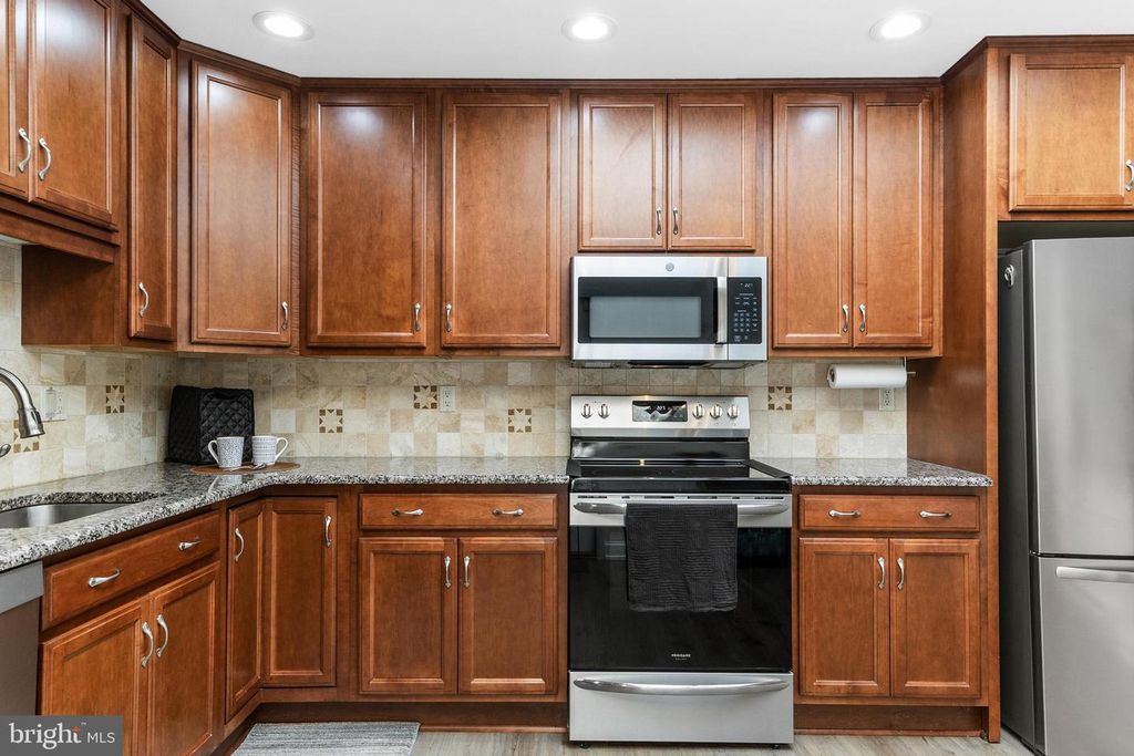 Image 9 of property listing at 480-C FAIRTON DR, Monroe Township, NJ 08831