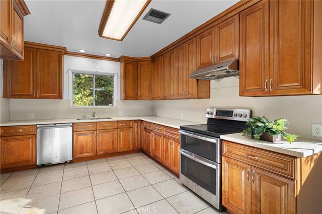 2976 Lombardy Rd, Pasadena, CA 91107