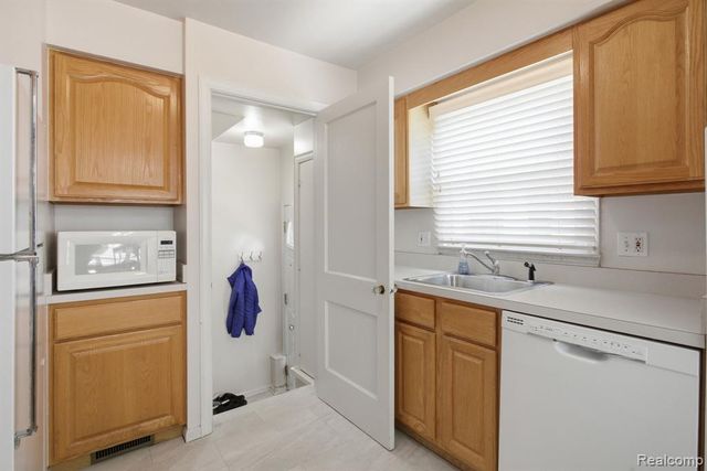 20728 Carlysle Street, Dearborn, MI 48124