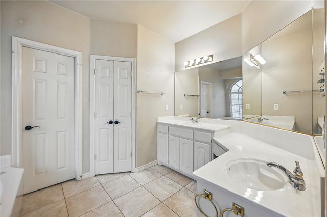 315 Hudson Falls Drive, Arlington, TX 76002