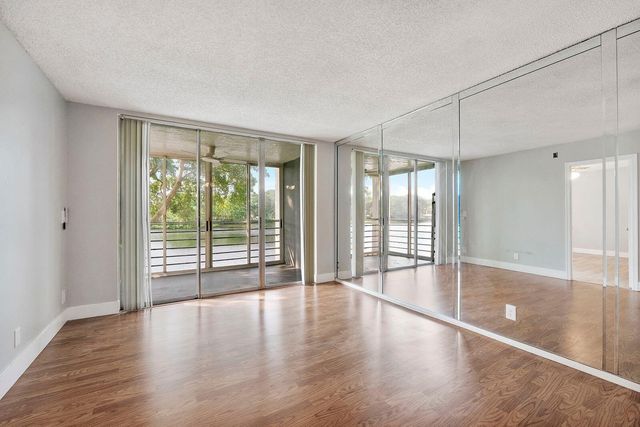 9450 Poinciana Place 211, Davie, FL 33324