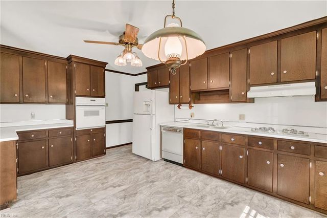 352 Wendwood DR, Newport News, VA 23602