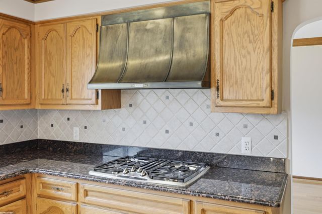 38300 Santa Barbara Street, Clinton, MI 48036