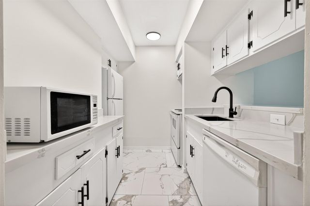 2201 Fountain View Drive 54, Houston, TX 77057